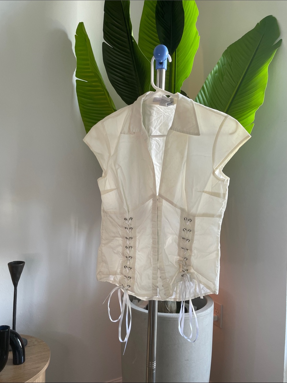 Charlotte Russe White Lace-Up Corset Style Cap Sleeve Top - Picture 2 of 4